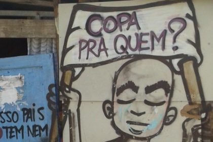 24out2013—muro-pintado-na-entrada-da-favela-da-paz-em-itaquera-questiona-realizacao-da-copa-em-sao-paulo-1382655122849_615x300
